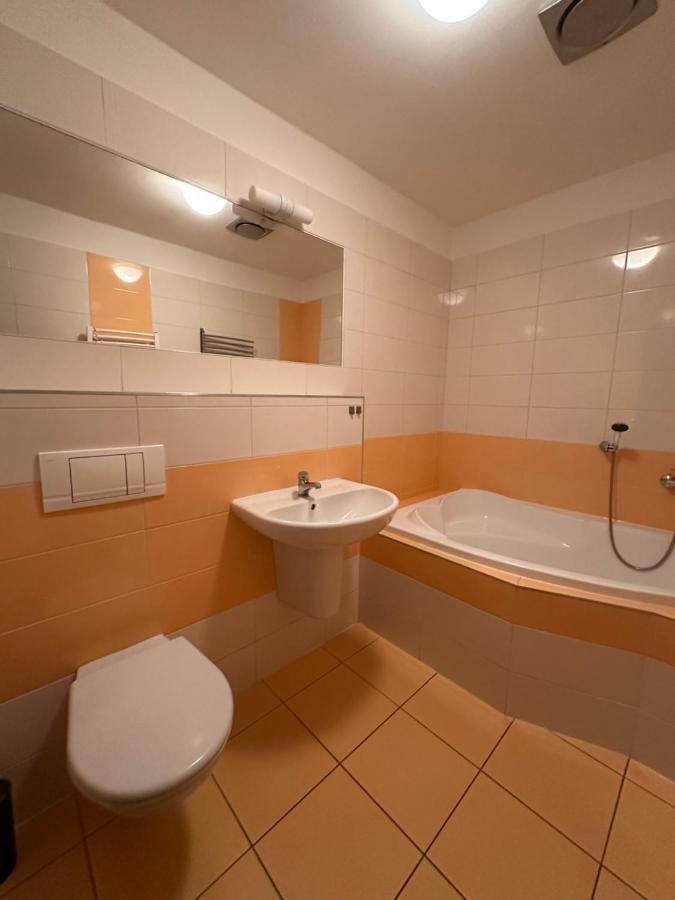 Apartman Ab Kryte Parkovani Zdarma Ceske Budejovice Buitenkant foto